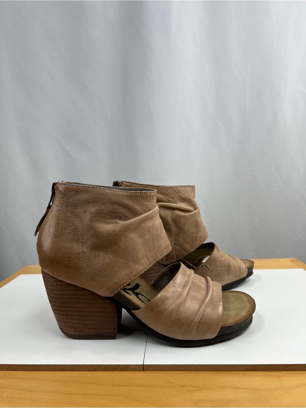 NWT OTBT Tan Ruched Leather Open-Toe Mule Sandals with Heels